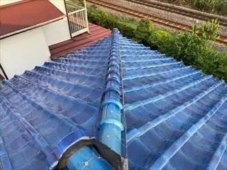 損傷した棟瓦と冠瓦の棟瓦取り直し工事が完工した屋根