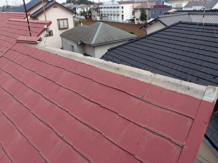 棟板金と下地の貫板が破損した状態