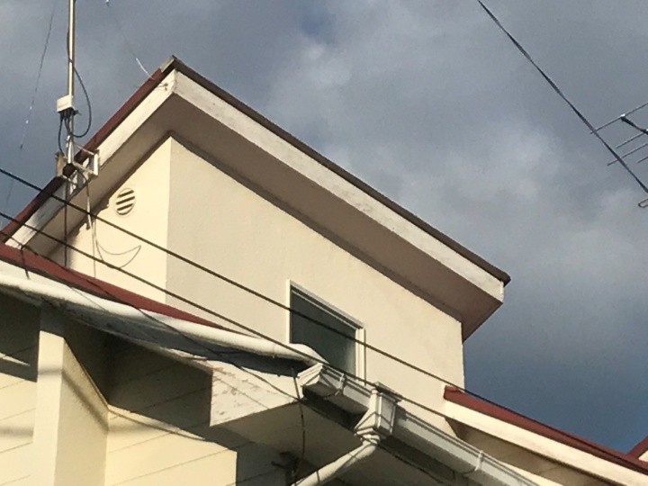 台風で損傷したドーマーの外観