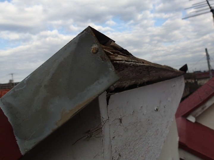 既存の棟板金を撤去