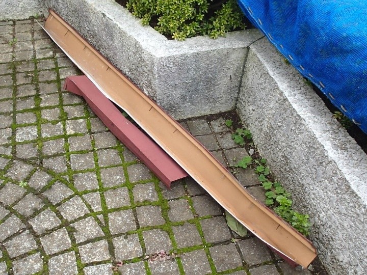 台風で落下した棟板金