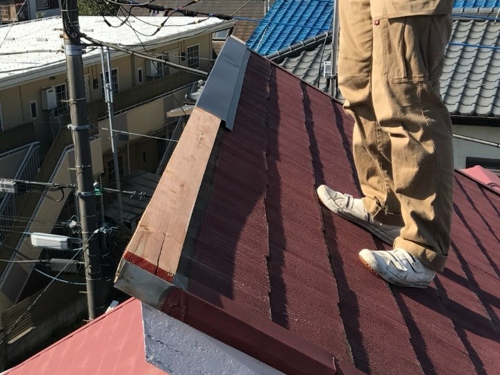 既存の棟板金を撤去作業の工程