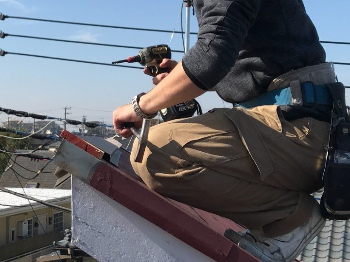 屋根の形状に合わせて加工した新しい棟板金を取り付け