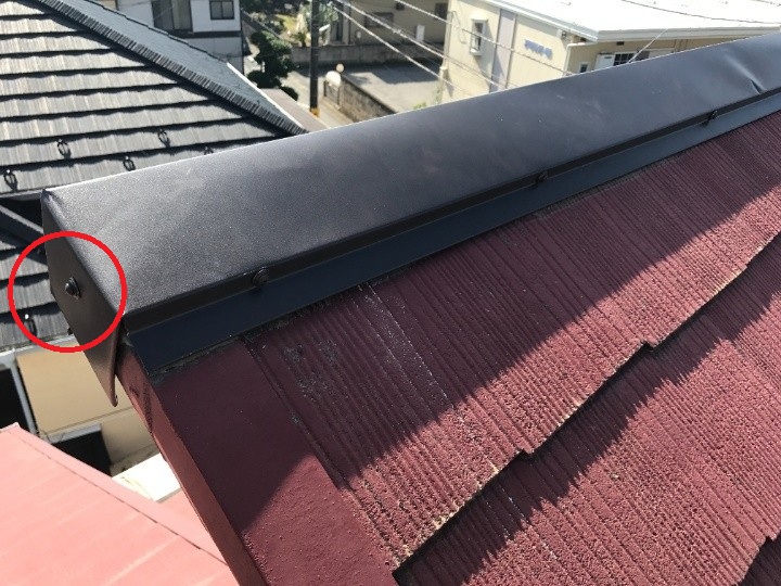 貫板に向かってビスを打ち込み棟板金を固定