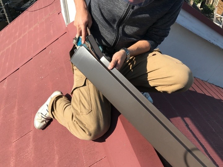 新しい棟板金を屋根の形状に加工