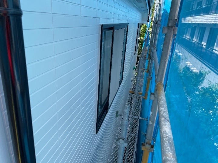 上塗りにエスケー化研の「エスケープレミアムシリコン」を使用