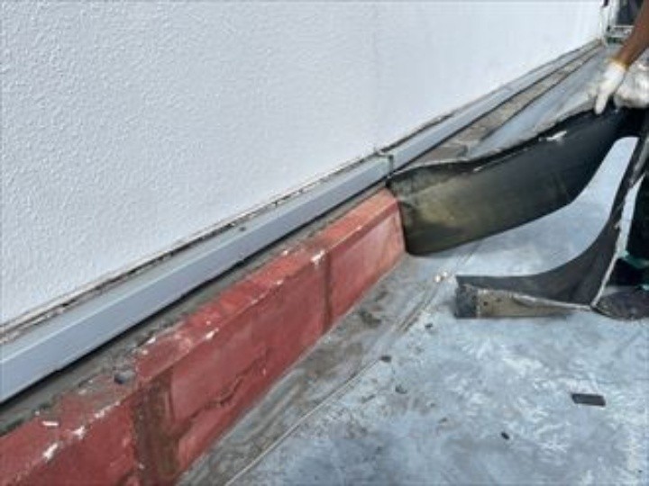 既存の防水層を丁寧に撤去