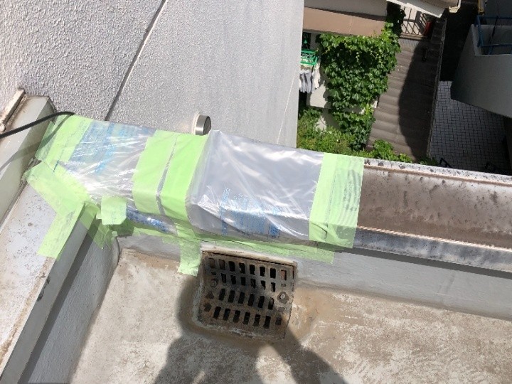 笠木継ぎ目のシーリング材に剥離