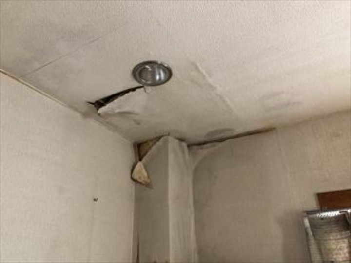 雨漏りは3階天井部分から発生