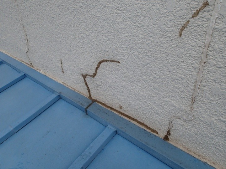 壁と屋根の取り合い部分に大きなひび割れの跡