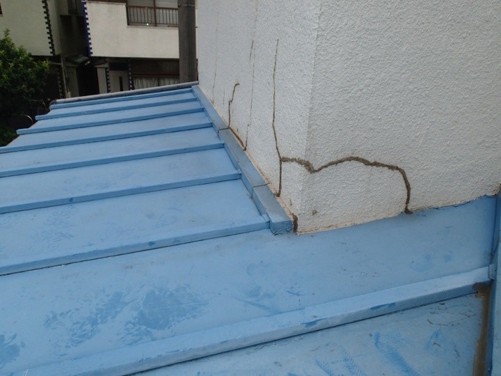 壁と屋根の取り合い部分には大きな亀裂（クラック）の跡