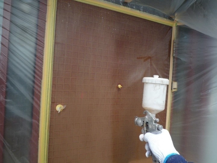 ドアに吹き付け作業