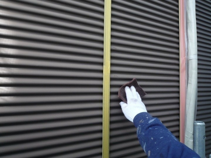 雨戸や戸袋にケレン作業
