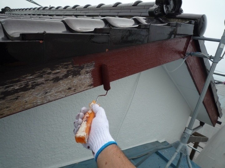 下塗りとして木部専用塗料「ファインウレタンU100」を塗布