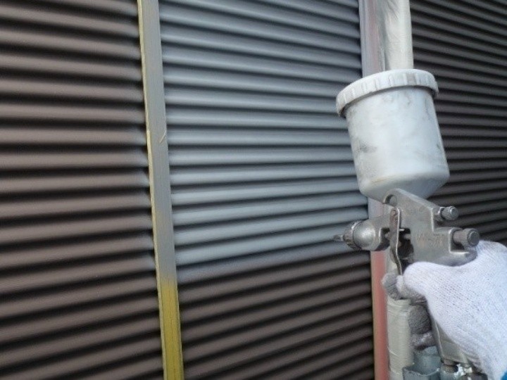 雨戸や戸袋に吹き付け塗装