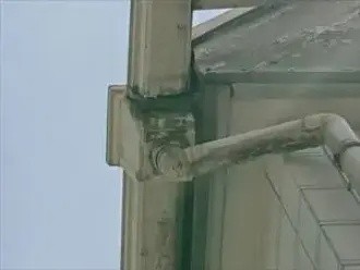 台風の影響で雨樋にズレや歪みが生じた状態