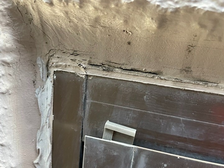 サッシ周りのシーリング