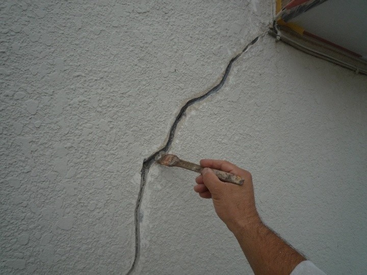 Vカット加工を施した箇所にプライマーを塗布