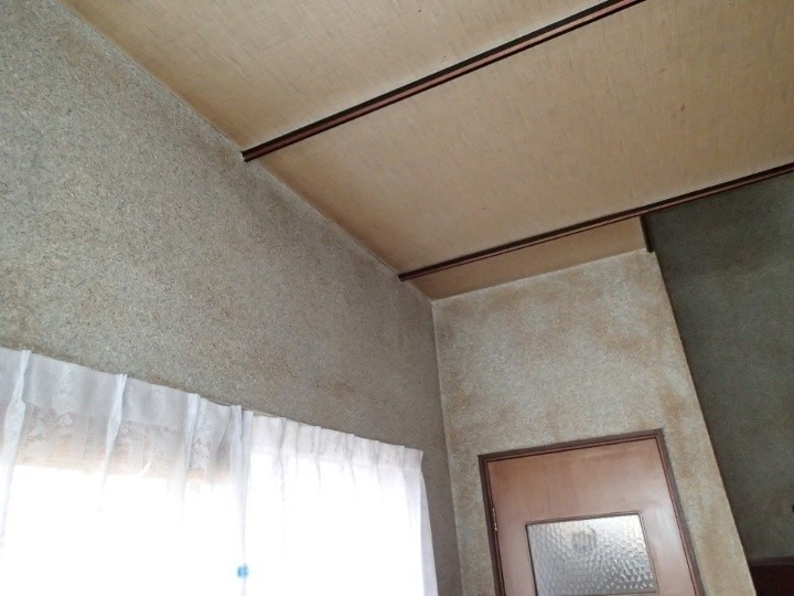 壁のつなぎ目付近から水が漏れていた痕跡