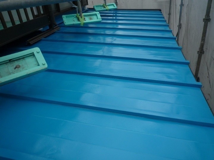 中塗りと上塗りの二回の塗装工程を終えた後の屋根