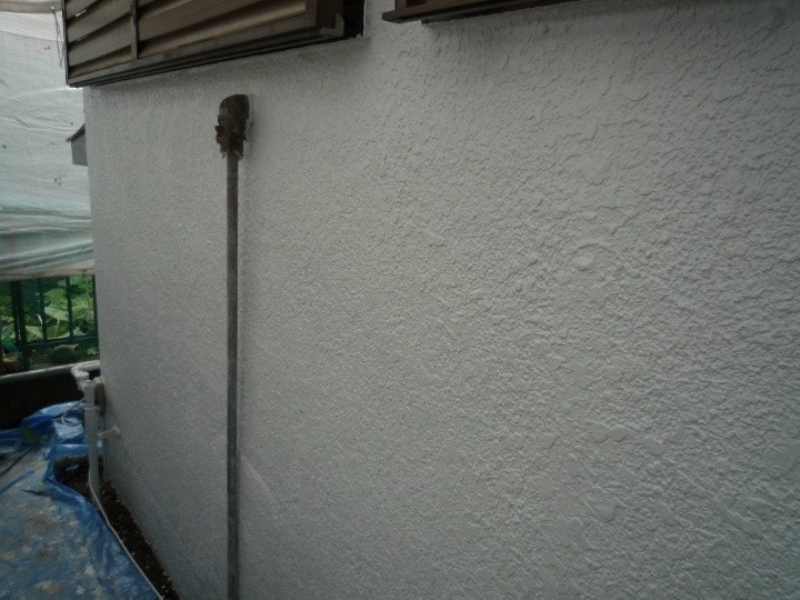 中塗りおよび上塗りの二回の塗装後の外壁