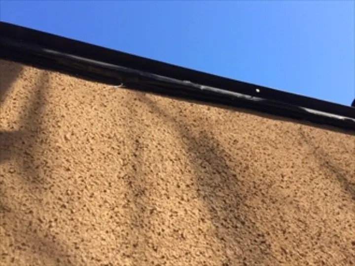 既存の屋根材が裂けてその部分から雨水が浸入している塔屋