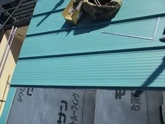 ガルバリウム鋼板の敷設作業