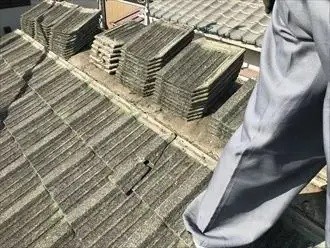 棟瓦の解体の作業風景