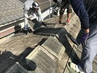 既存のセメント瓦をすべて剥がす作業工程