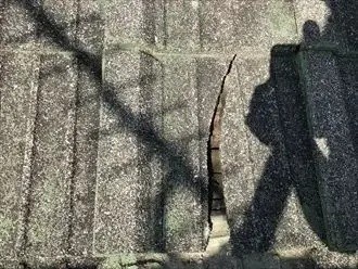 屋根全体のセメント瓦の表面が剥離した状態