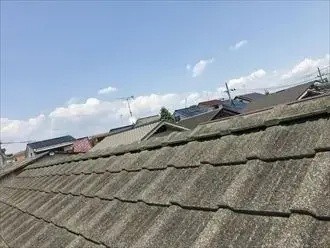 屋根材はセメント瓦を使用