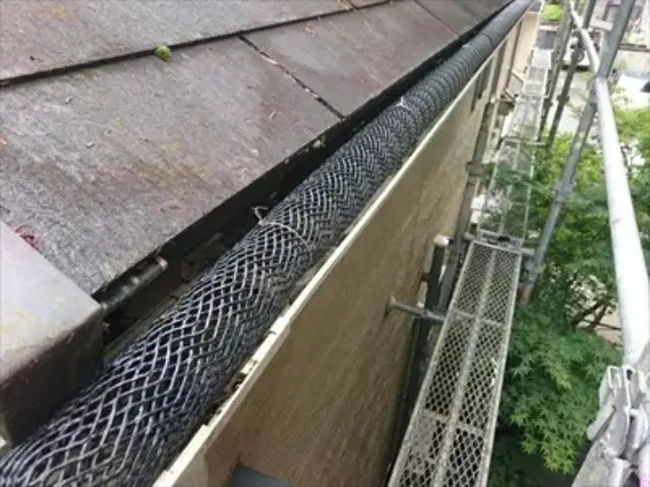 落ち葉除けネットの設置工事前後の雨樋
