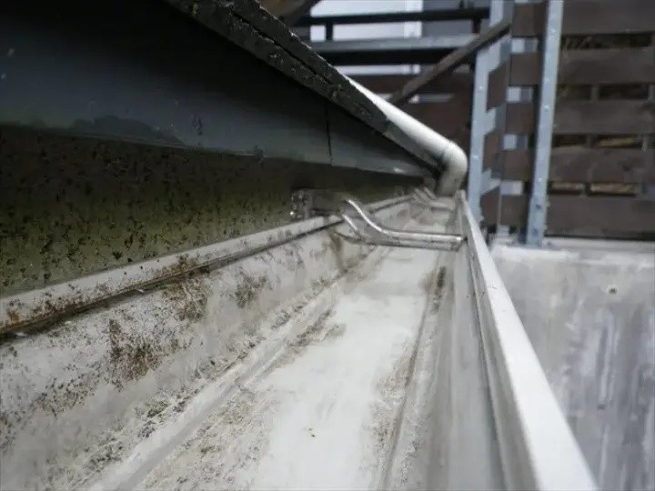 水洗いを行い雨樋内部の泥や汚れを清掃