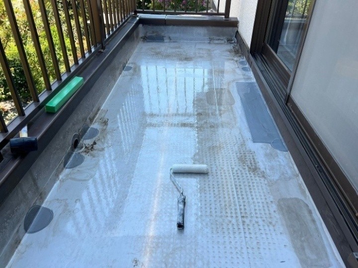 ベランダ床全体にプライマーを塗布