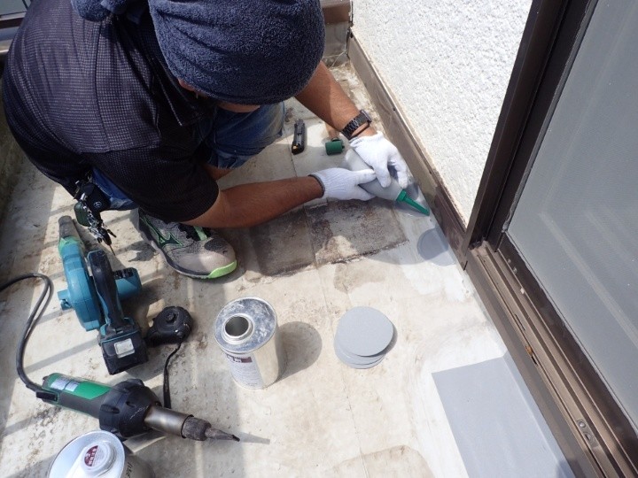 既存のシート防水に対して補修作業