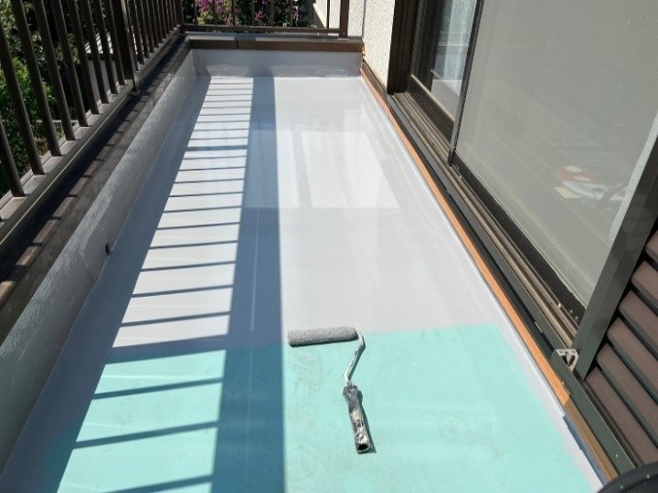 仕上げにトップコートを塗布