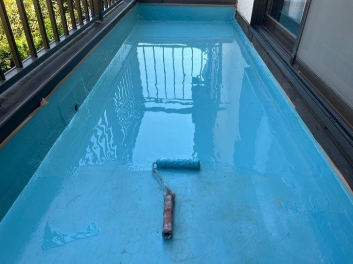 ウレタン防水塗料の2層目の施工