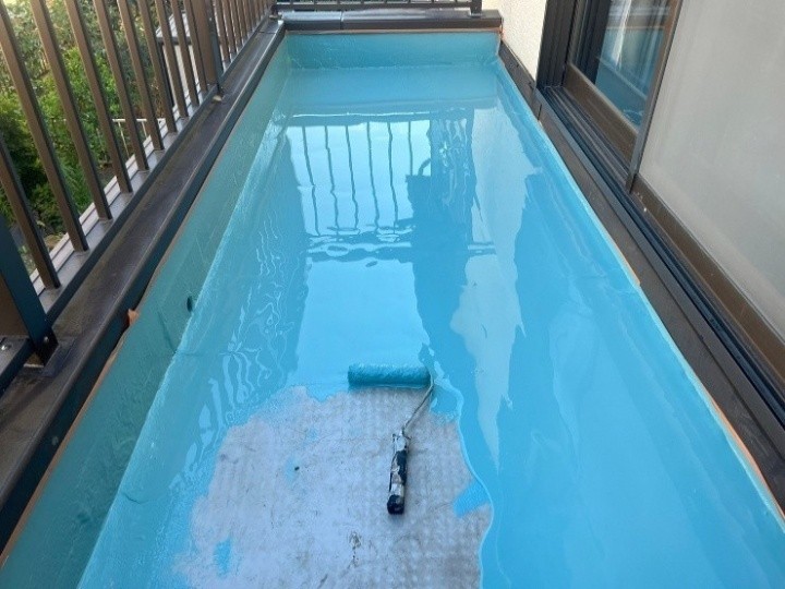 ウレタン防水塗料で塗装作業