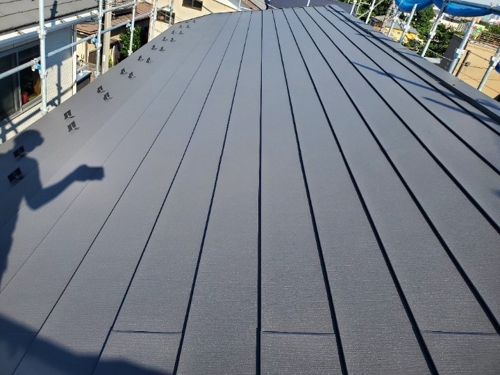 スーパーガルテクトを使用して屋根カバー工法（工事）が完工した屋根の外観