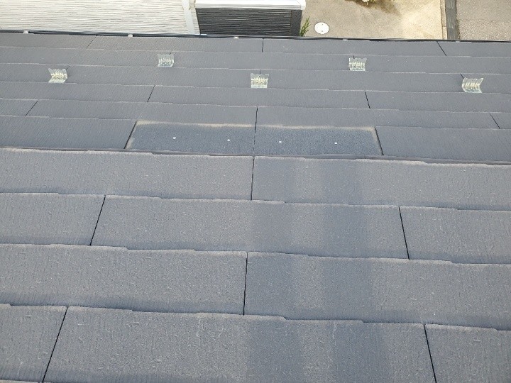 腰折れ部分のスレートが1枚飛散している状態の屋根