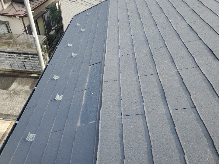 腰折れ部分のスレートが1枚飛散している状況