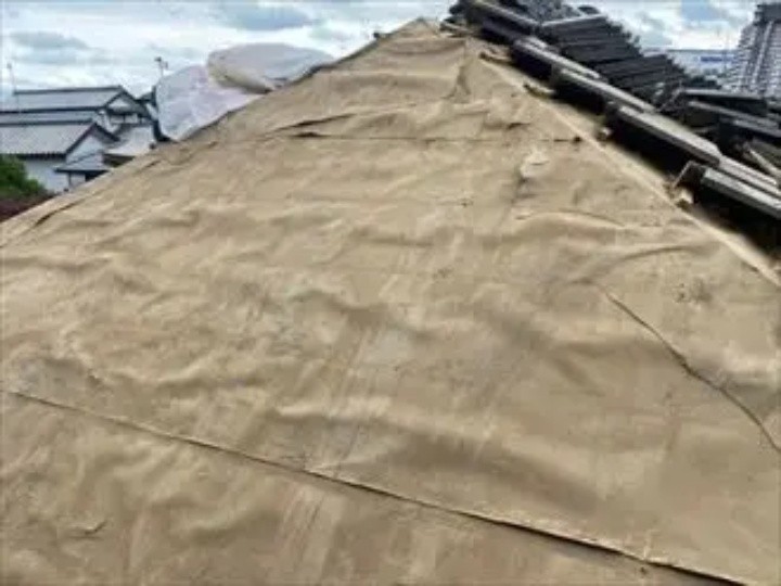 棟部分に残っている葺き土などの下地材を取り除き