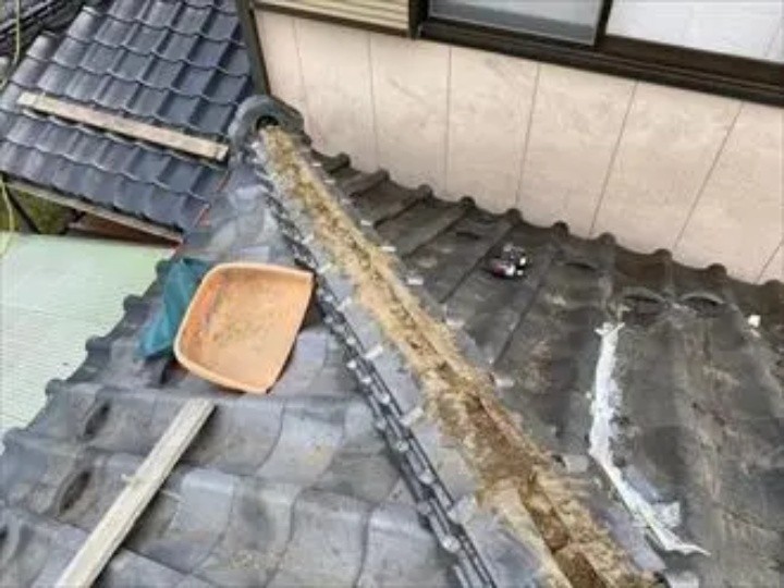 瓦の解体作業