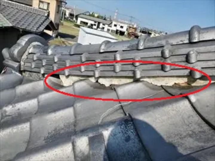 棟部分の漆喰が剥がれている状態