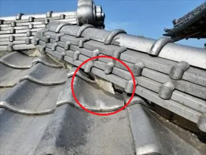 棟部分の漆喰が剥がれている状況