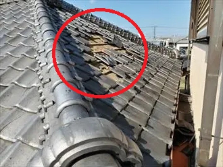 桟瓦が外れ落下している状態