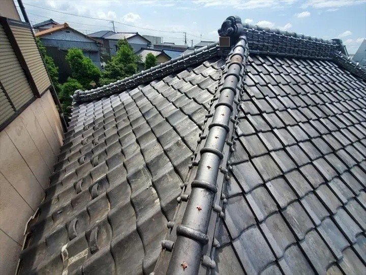「部分葺き直し工事と棟取り直し工事」施工後の状態
