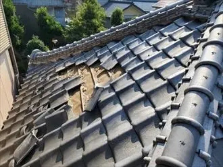 台風で損傷した瓦屋根
