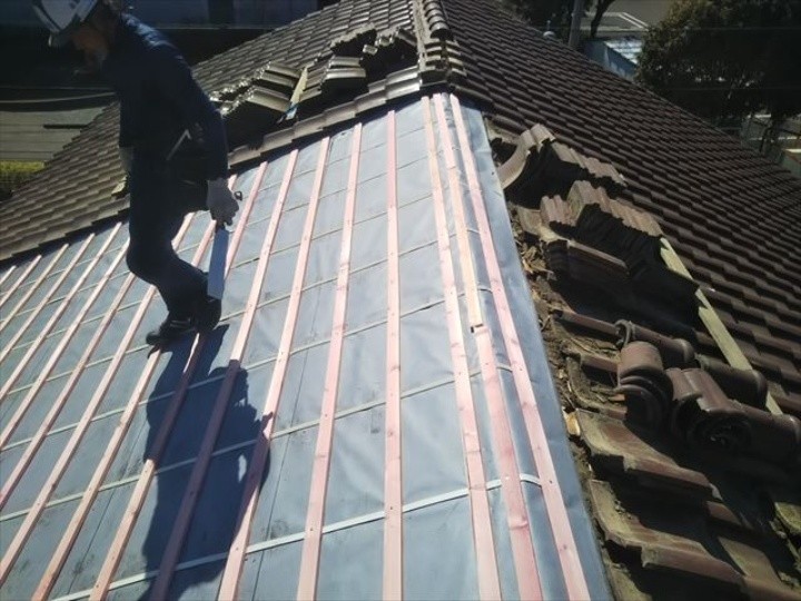 元に戻す瓦を準備