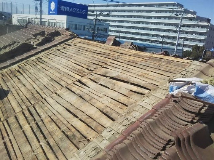 瓦をすべて撤去し古い防水層である「とんとん」も撤去